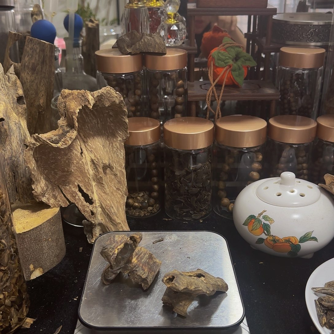 沉香沉香碎屑精品十字孔老料21.1克