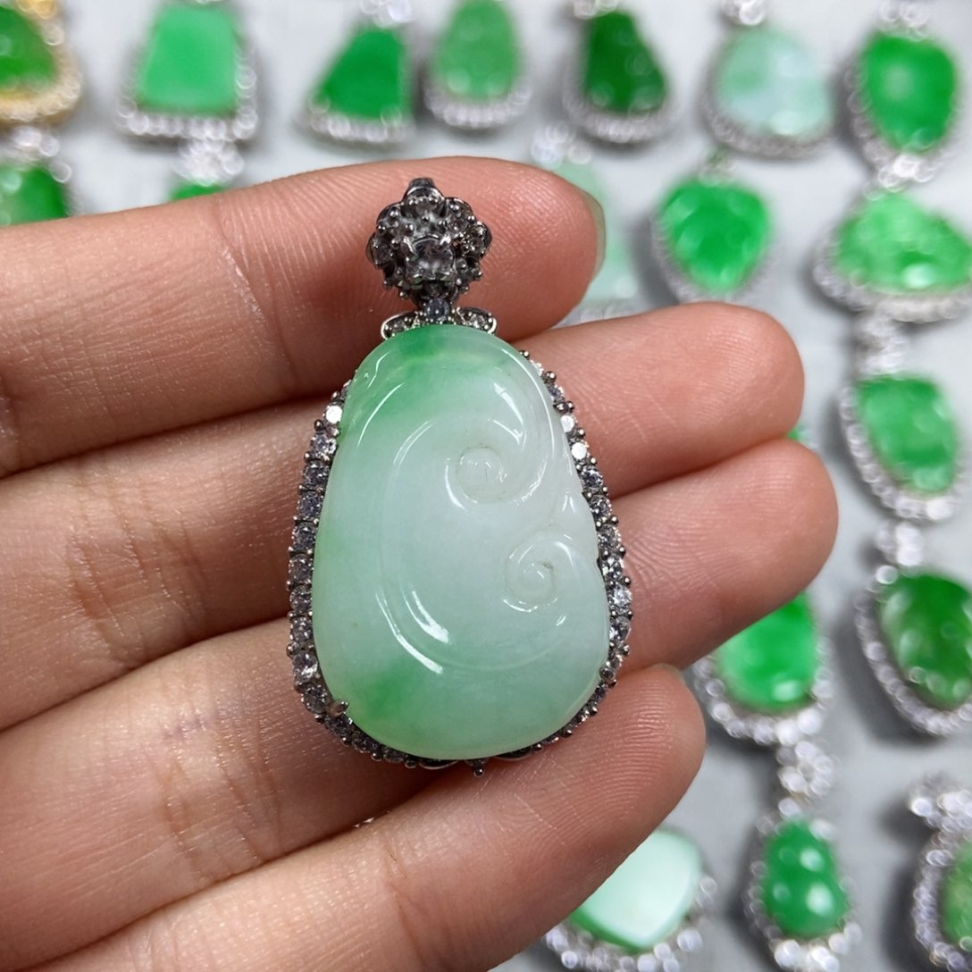 颈饰未镶嵌翡翠如意