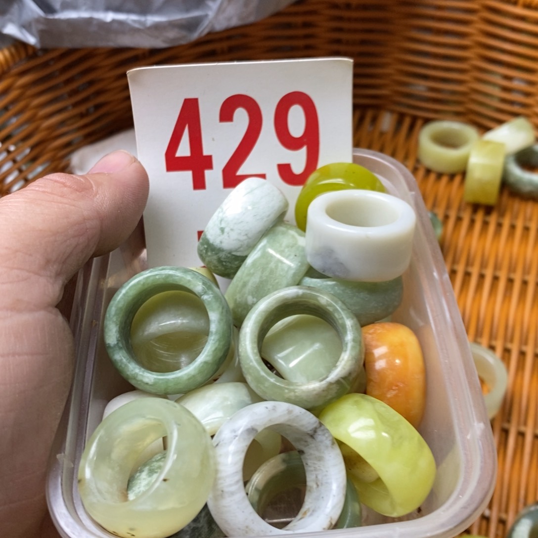 蛇纹石玉挂坠未镶嵌