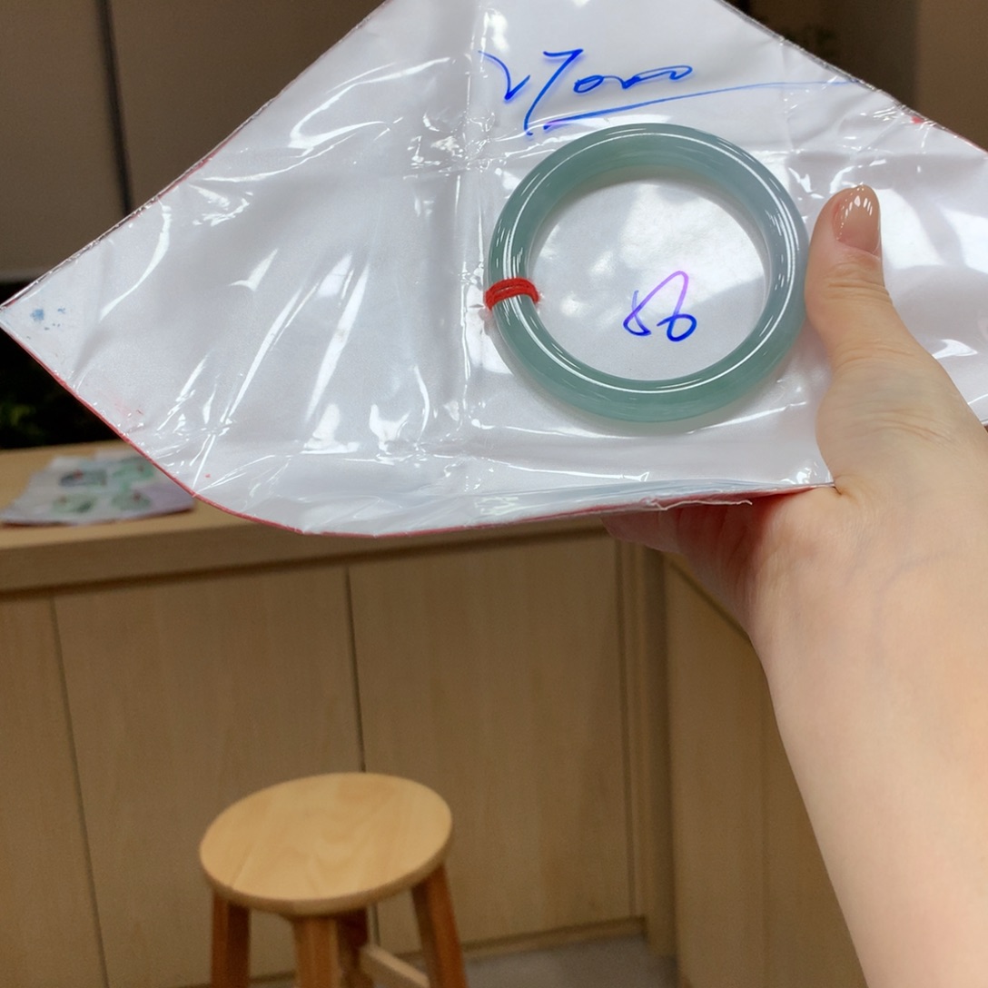 翡翠手镯未镶嵌不退不换