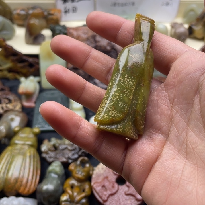 蛇纹石玉颈饰未镶嵌