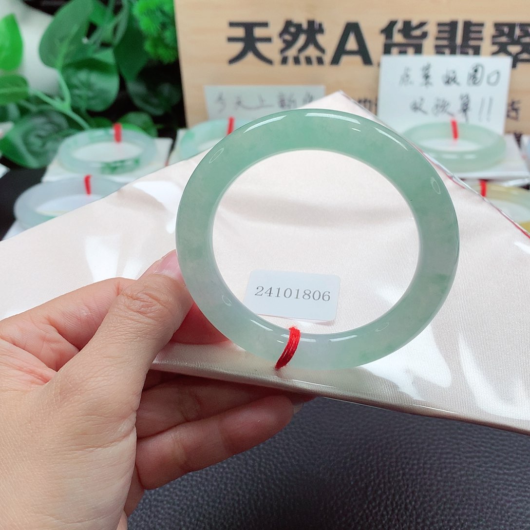 翡翠手镯（圆镯）未镶嵌天然A货翡翠手镯