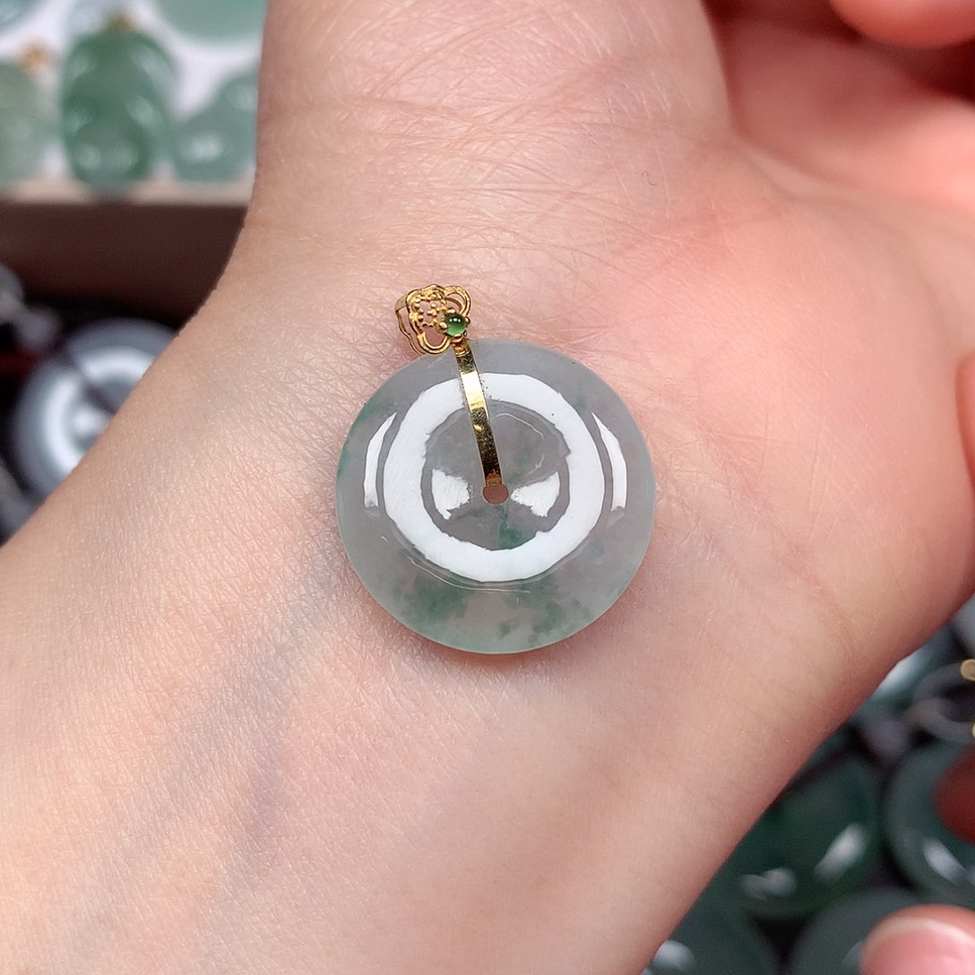 翡翠颈饰未镶嵌平安扣