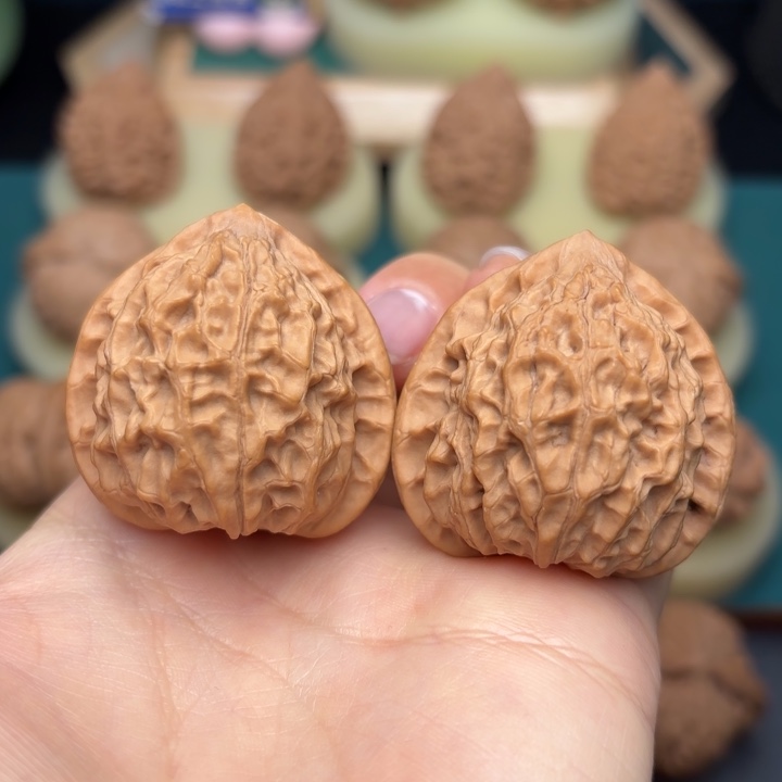 文玩核桃吊坠精品金牛