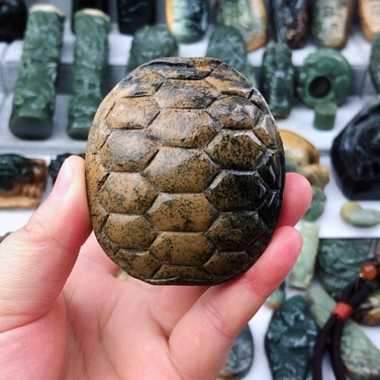 未镶嵌岫岩河磨玉（透闪石质玉）把件