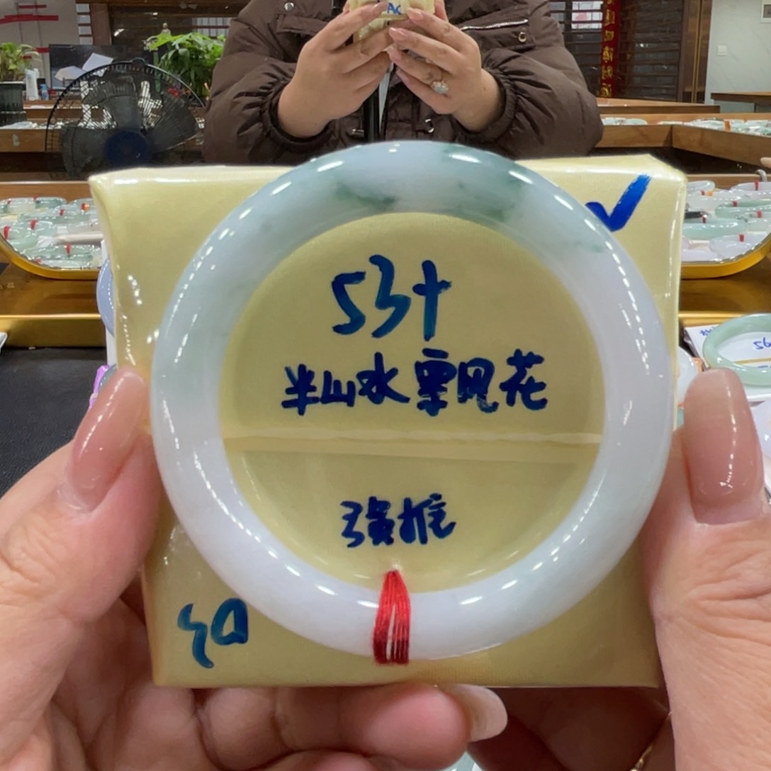 翡翠手镯未镶嵌翡翠