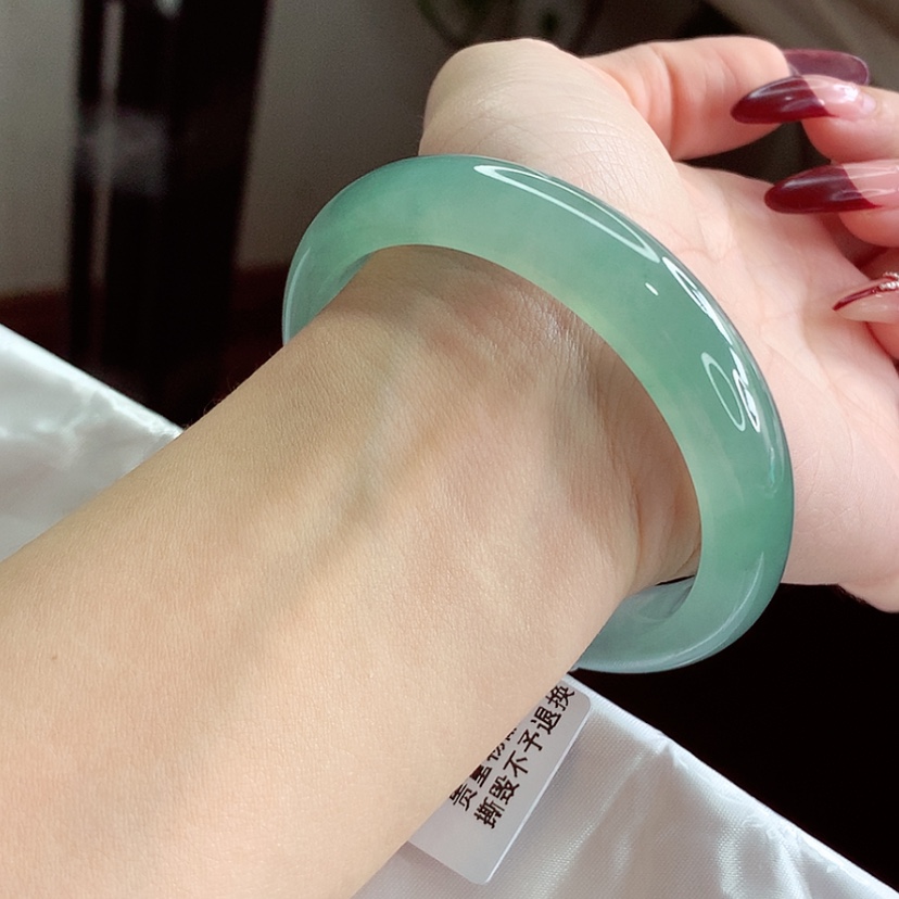 【闪购商品】翡翠手镯（贵妃镯）未镶嵌54贵妃 气质冰绿 灵