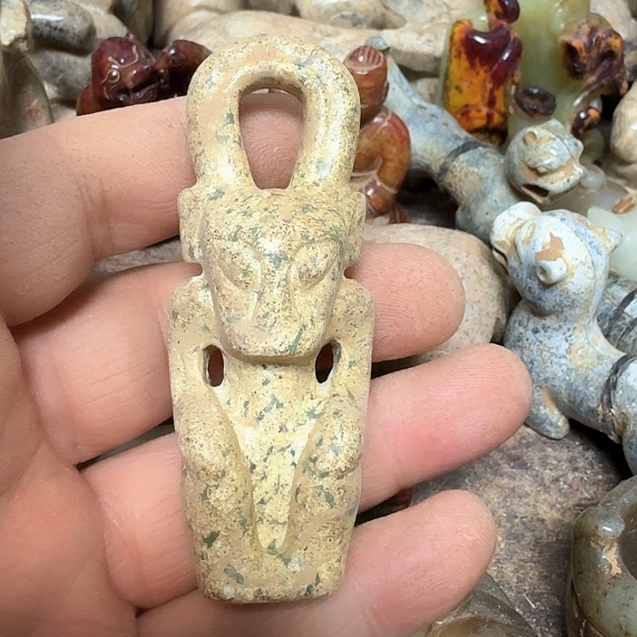 蛇纹石玉颈饰足铂镶嵌