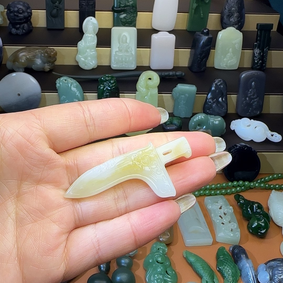 诺***言和田玉未镶嵌颈饰