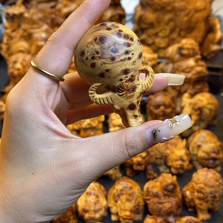 柏木牛气冲天手把件