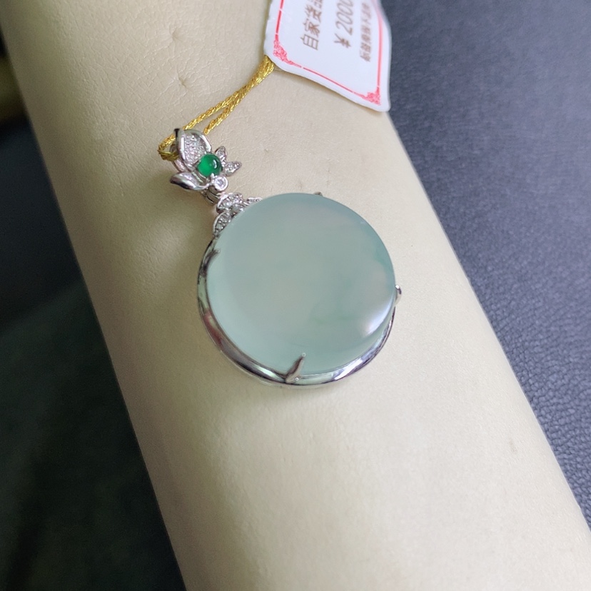 【闪购商品】翡翠颈饰18K金镶嵌无事牌