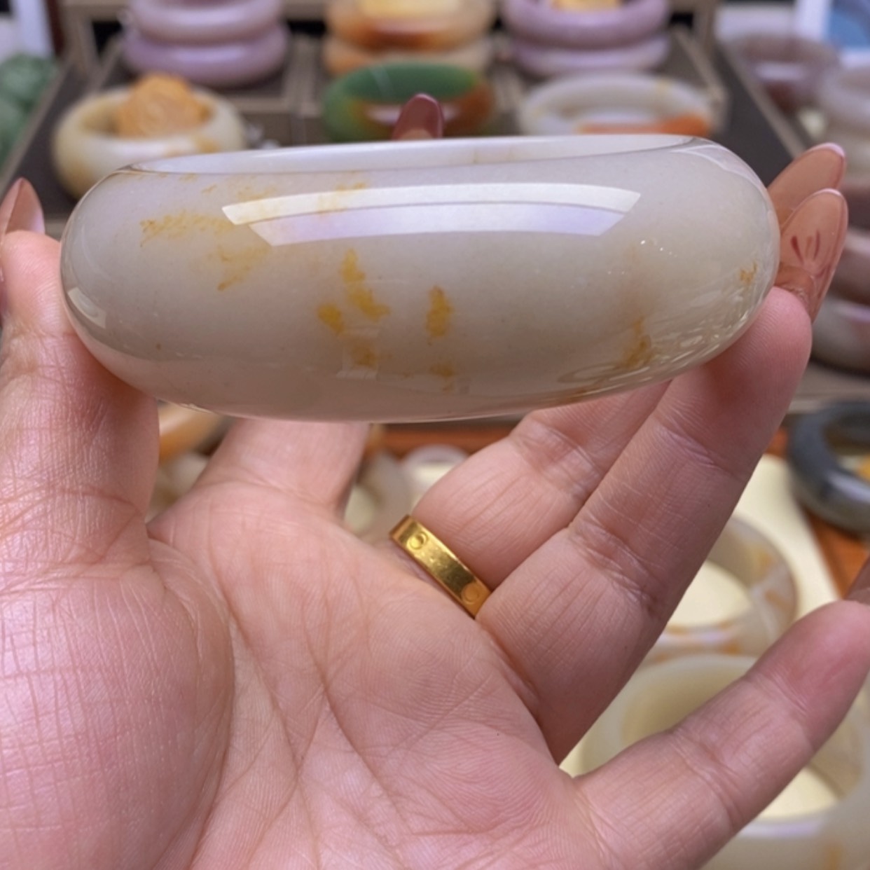 【闪购商品】石英质玉手镯未镶嵌好**?