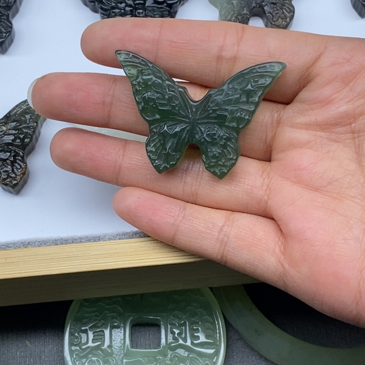 4***2蛇纹石玉未镶嵌颈饰
