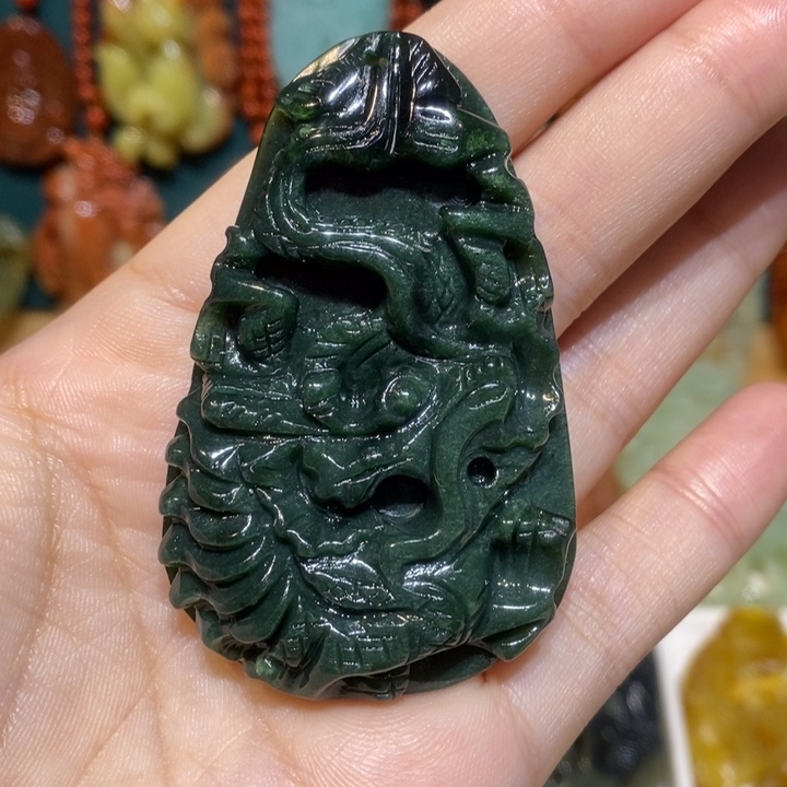 蛇纹石玉未镶嵌颈饰