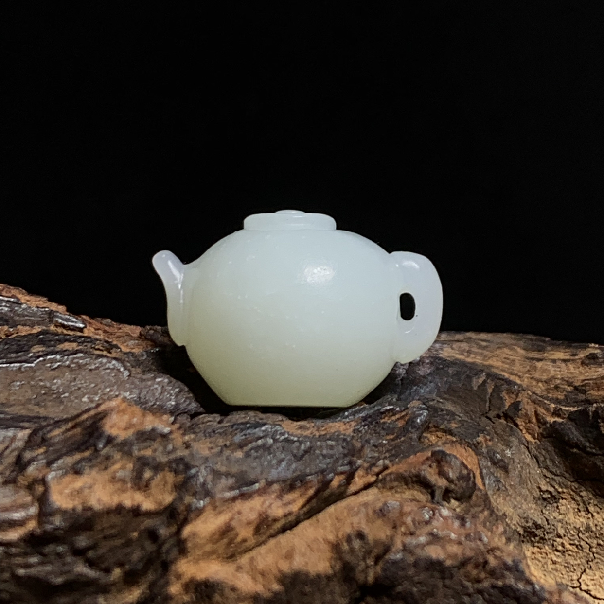 天然和田玉把把壶吊坠尺寸23*18*16重量10克