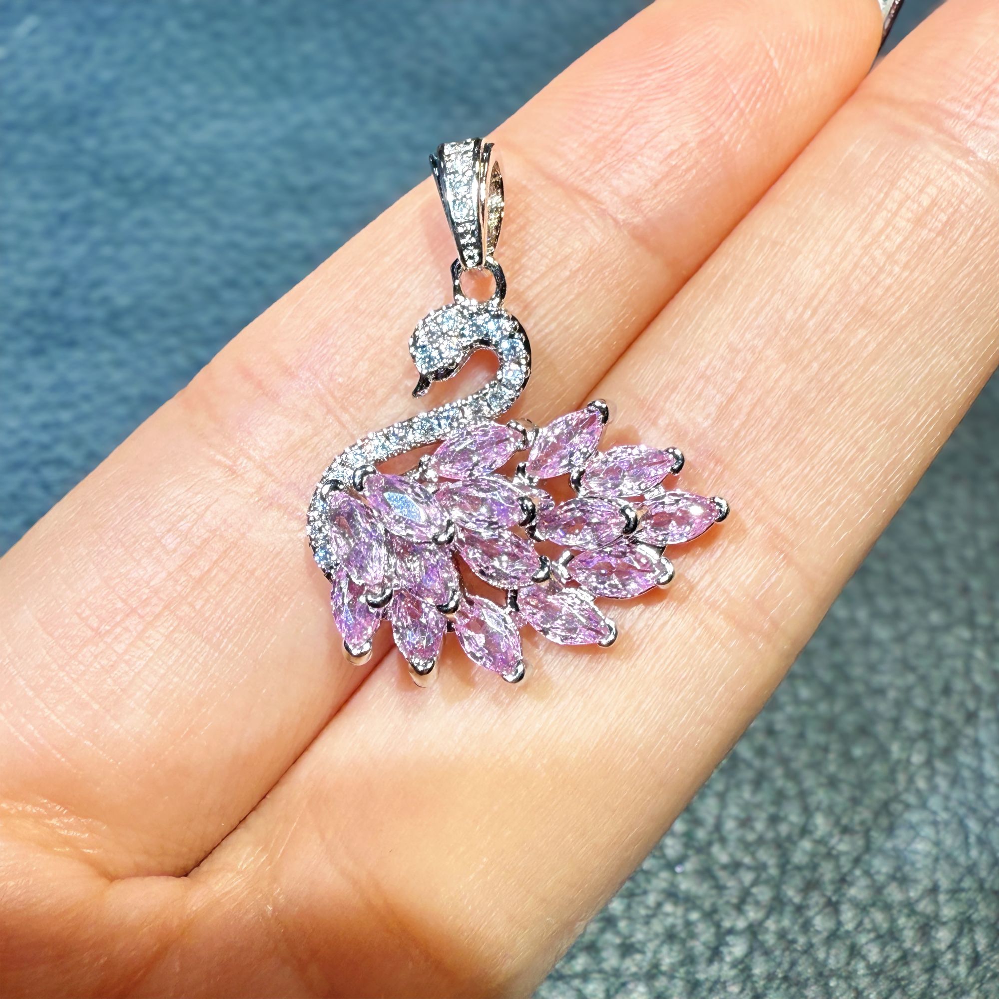 典藏轻奢-粉天鹅-高精切宝石吊坠YE-984