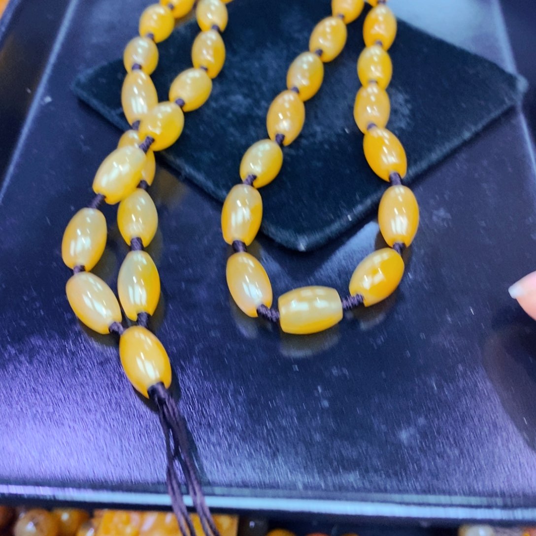 未镶嵌石英质玉（黄龙玉）颈饰