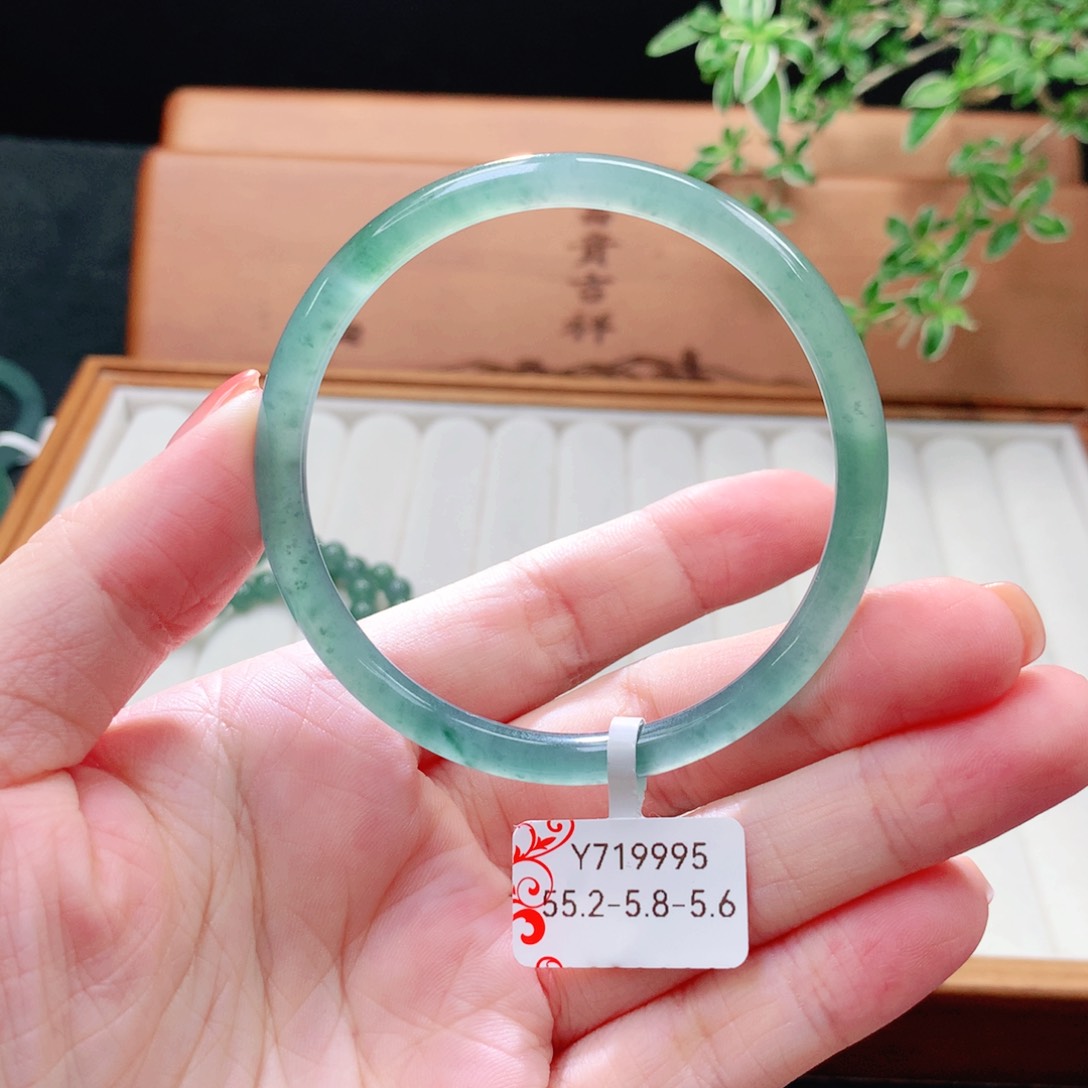 未镶嵌手镯（圆镯）翡翠