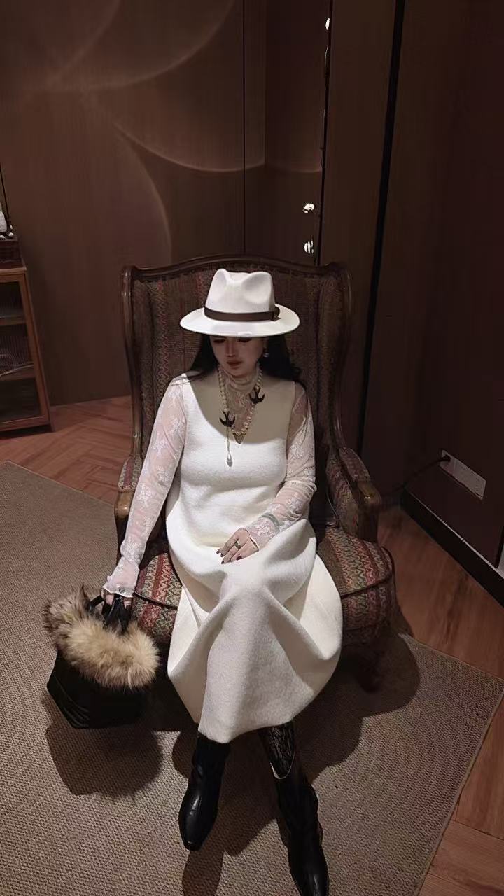 Chouduoduo 秋冬绵羊毛轻奢名媛V领套头加厚连衣裙（不可机洗）