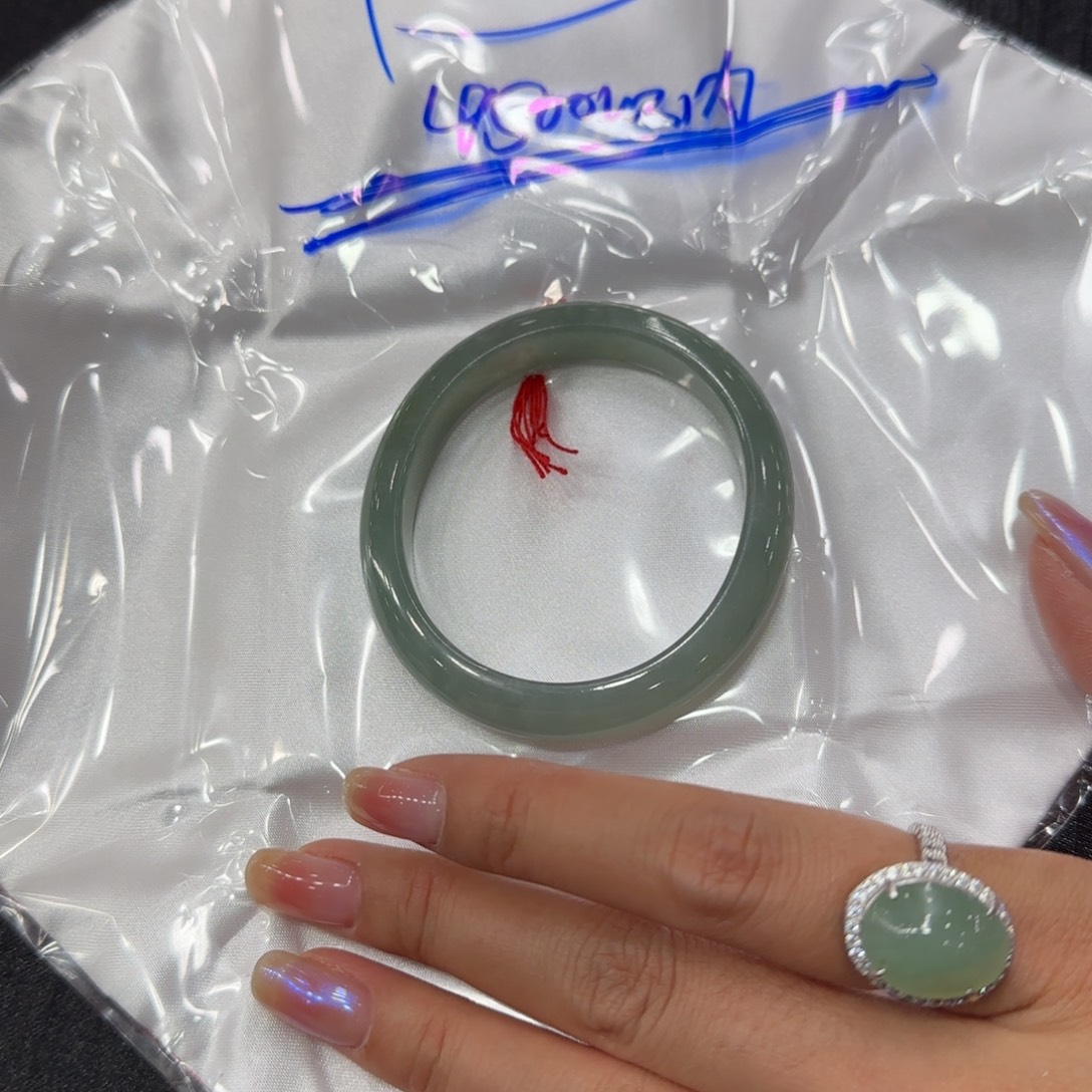 吉***衣翡翠未镶嵌手镯2222