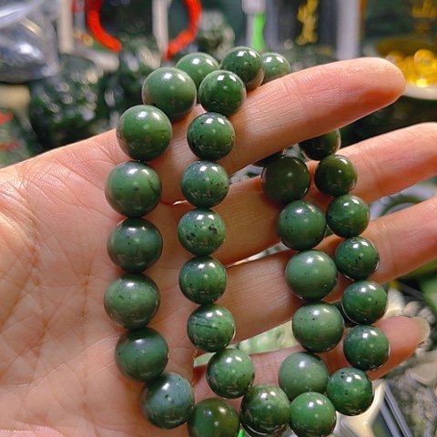 蛇纹石玉颈饰未镶嵌