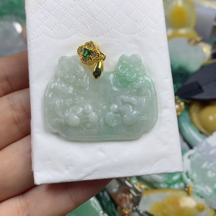 翡翠吊坠(赠链)未镶嵌