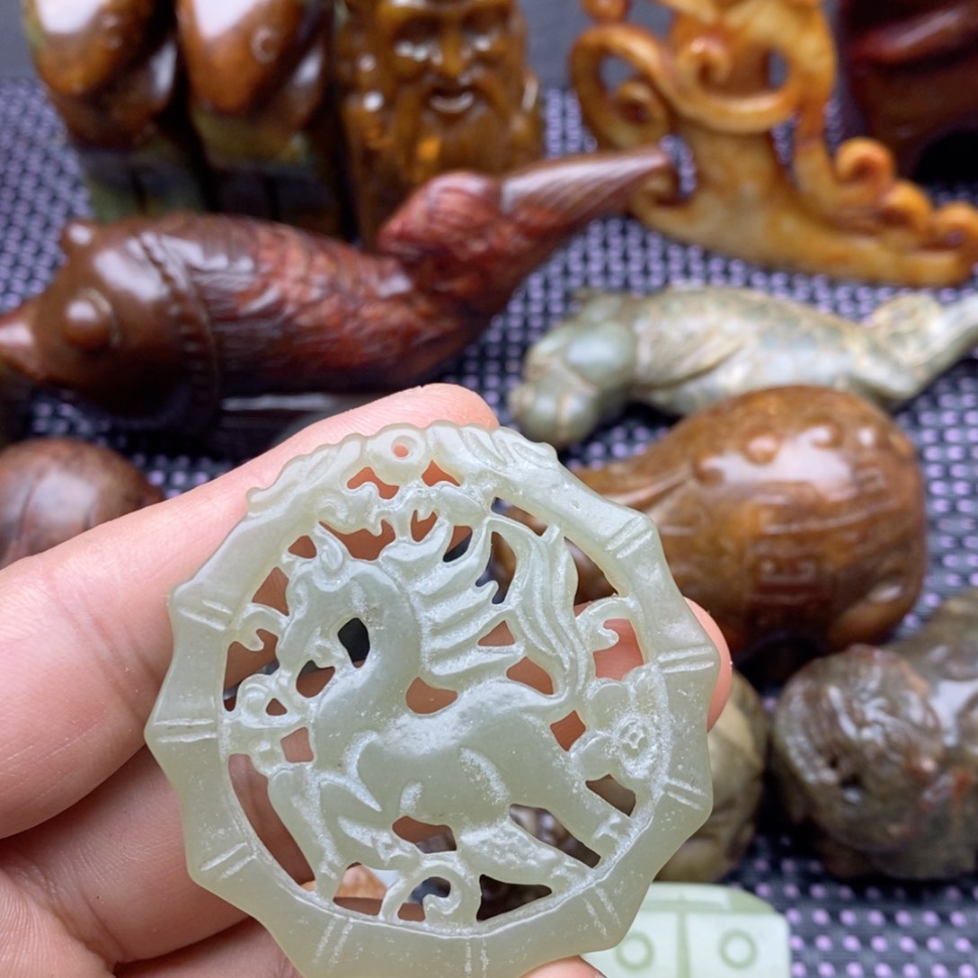 蛇纹石玉颈饰未镶嵌