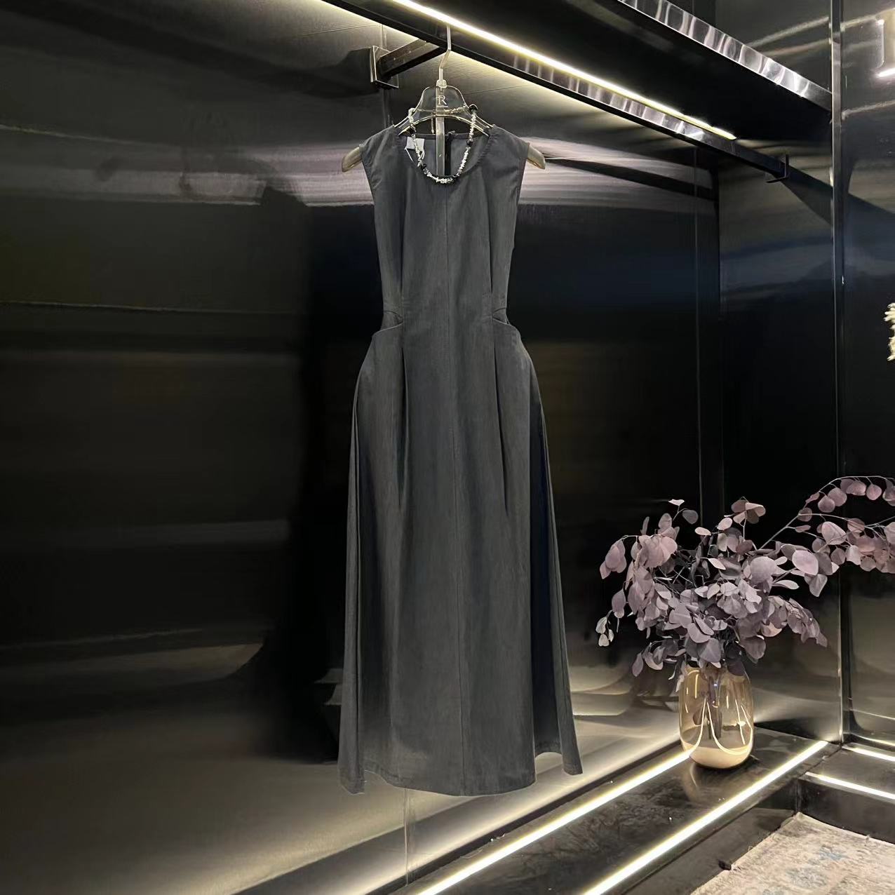 roiltrou2025新款纯色简约设计通勤气质无袖连衣裙ZA1525112851