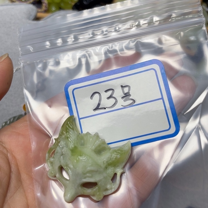 蛇纹石玉颈饰合金张*墨