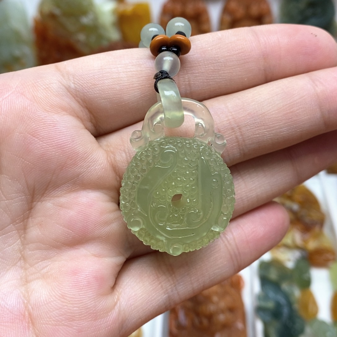 蛇纹石玉颈饰未镶嵌