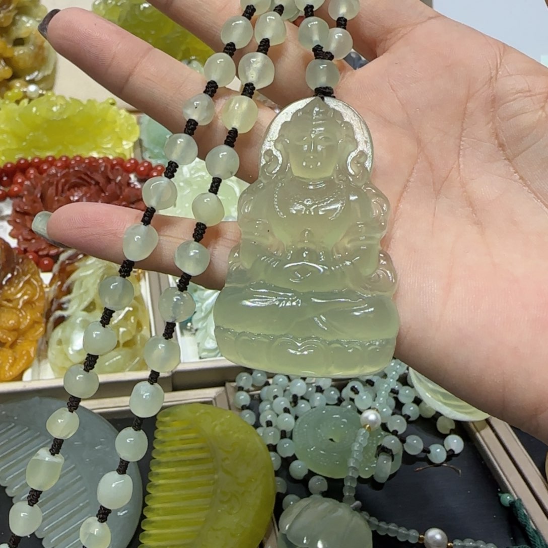 未镶嵌蛇纹石玉吊坠