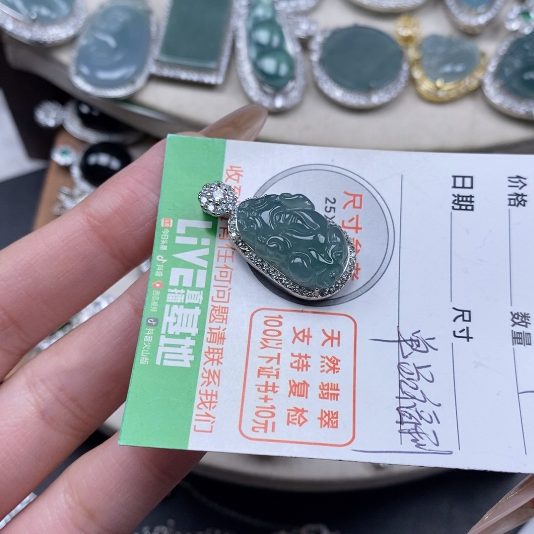 翡翠颈饰未镶嵌翡翠