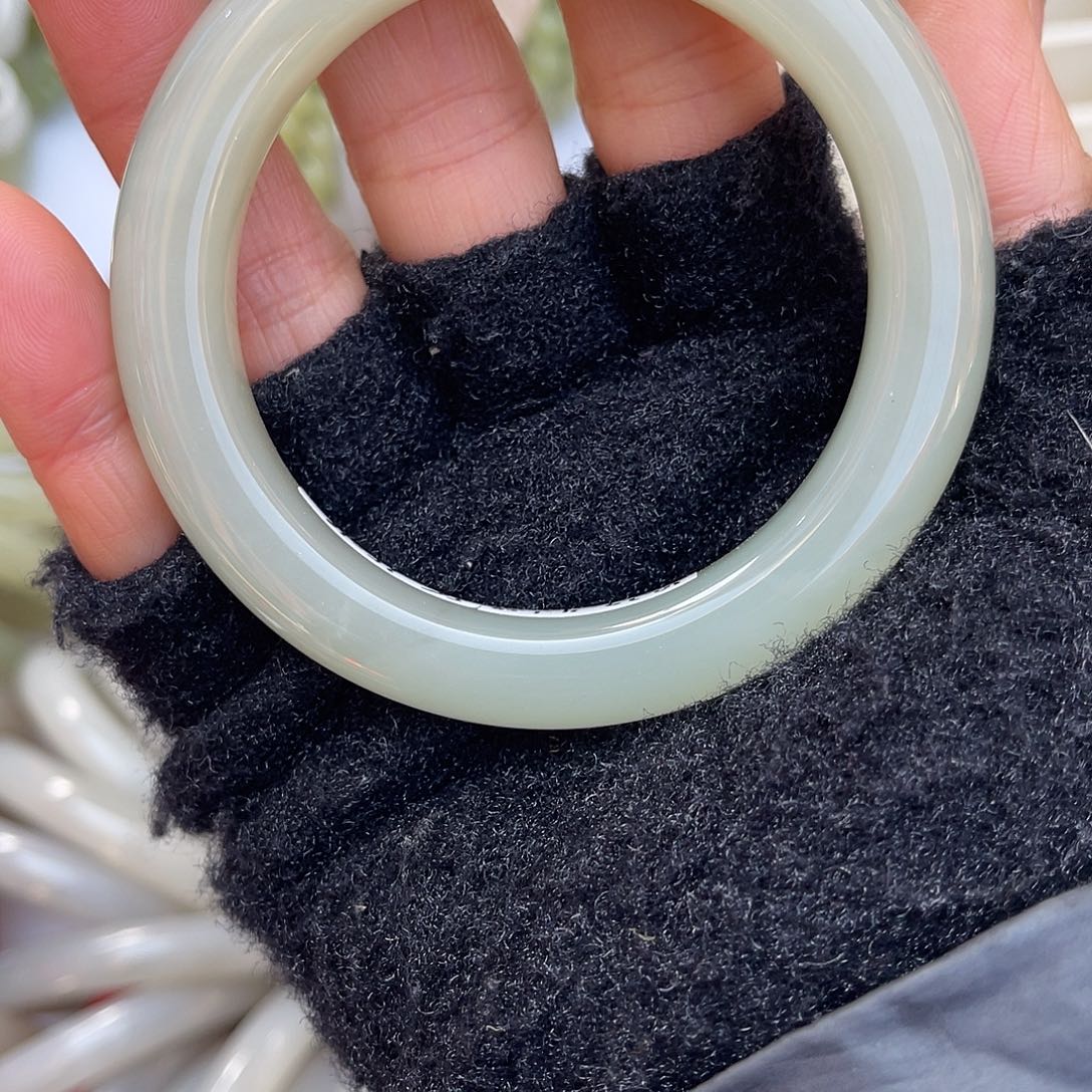 和田玉未镶嵌手镯