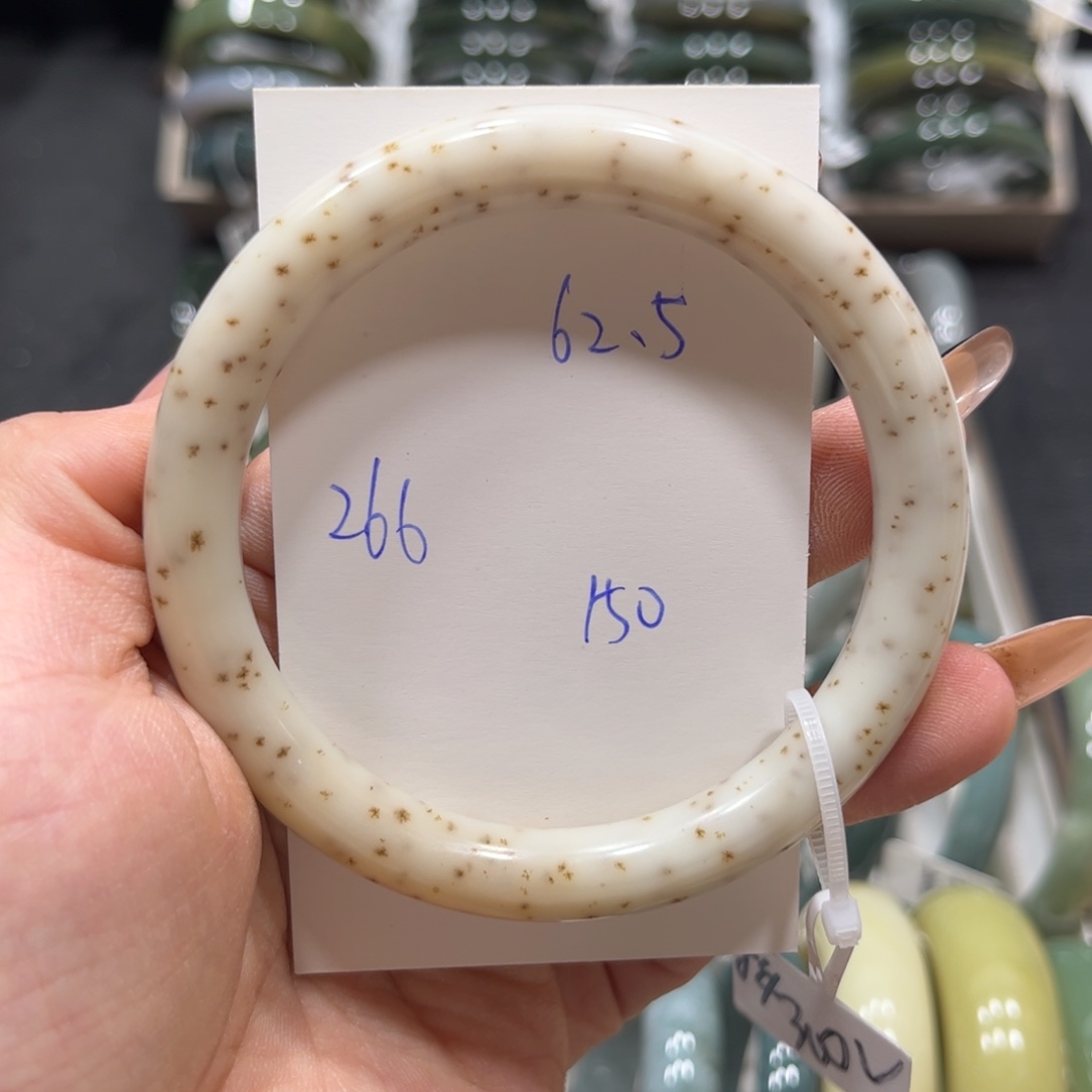 辰***贝未镶嵌手镯和田玉