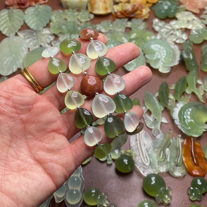 爱***新蛇纹石玉合金颈饰