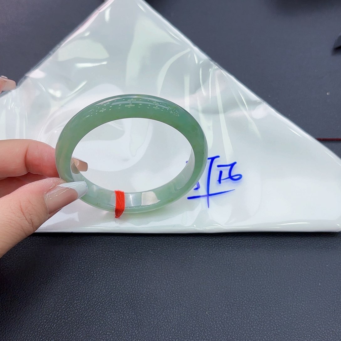 翡翠手镯未镶嵌手镯