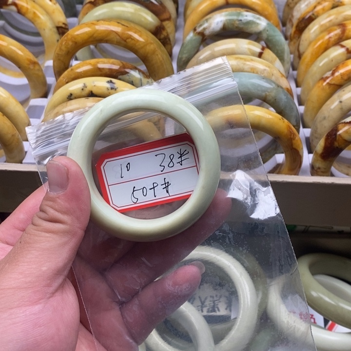 蛇纹石玉颈饰未镶嵌工**一