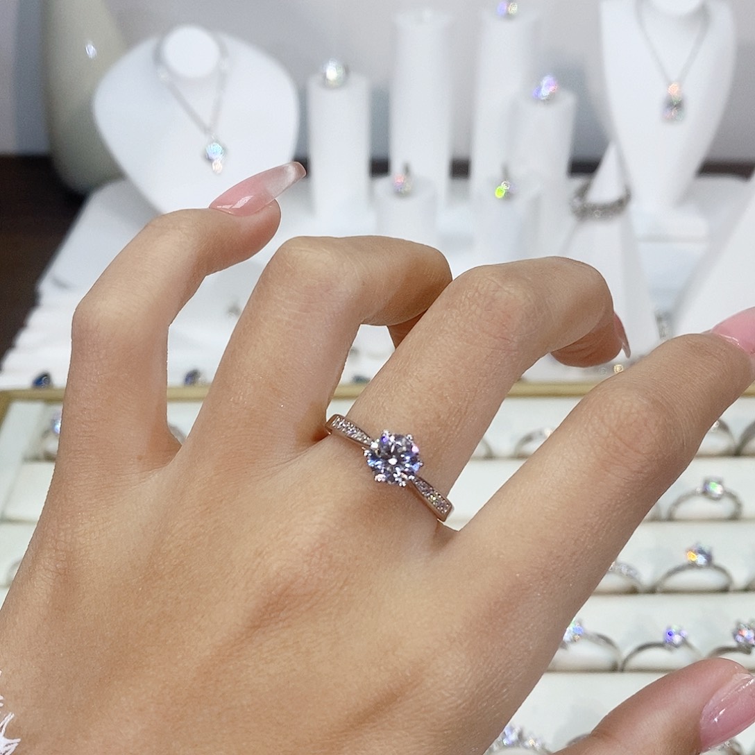 925银合成碳硅石周家小蛮腰1克拉20圈口