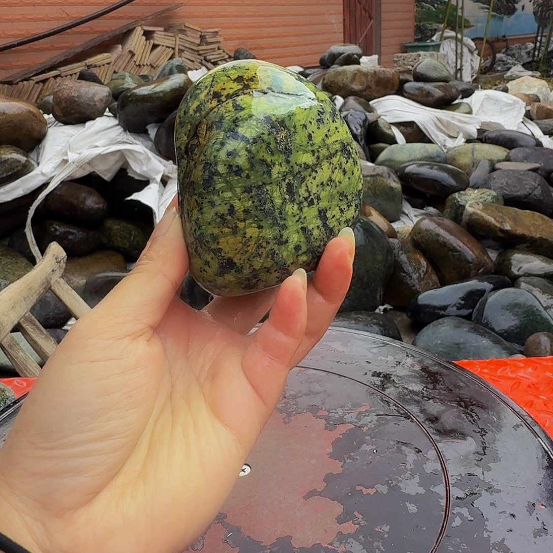 倍***赵蛇纹石玉未镶嵌天然原石摆件工艺
