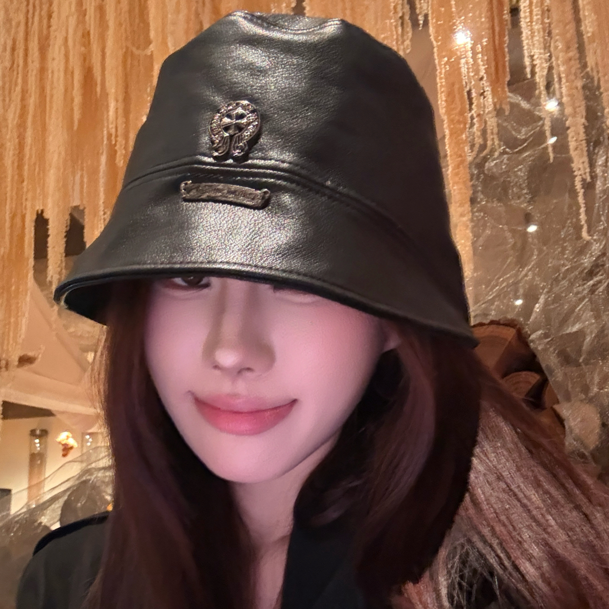 皮质渔夫帽子女PU盆帽百搭显脸小十字架微章皮帽秋冬新款