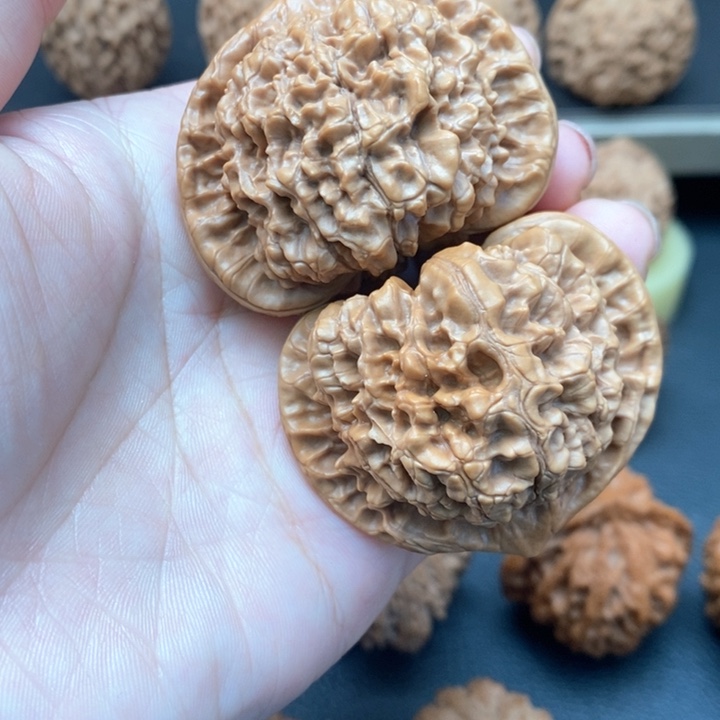 文玩核桃吊坠矮壮官帽