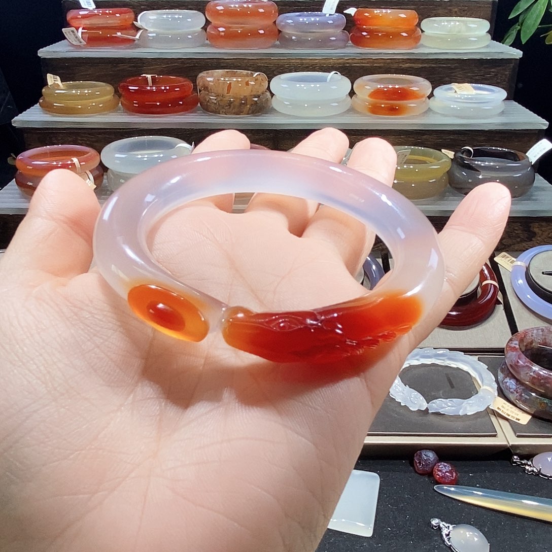 鑫****玛瑙/玉髓未镶嵌手镯