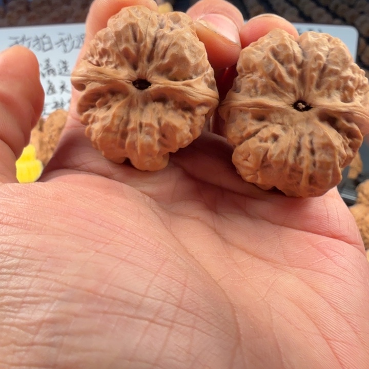 发***晏吊坠文玩核桃蛤蟆的眼睛是真的好看