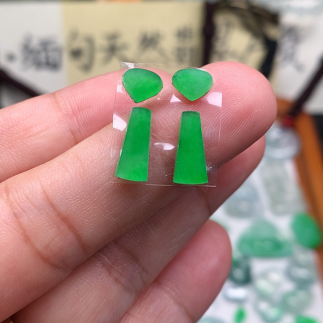 翡翠裸石缅甸天然A货翡翠阳绿耳坠料子