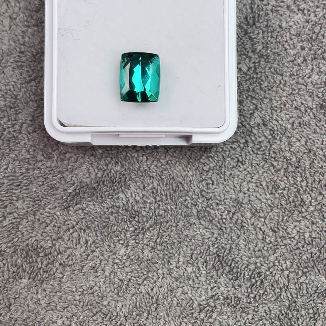 碧玺裸石未镶嵌3.842Ct。  