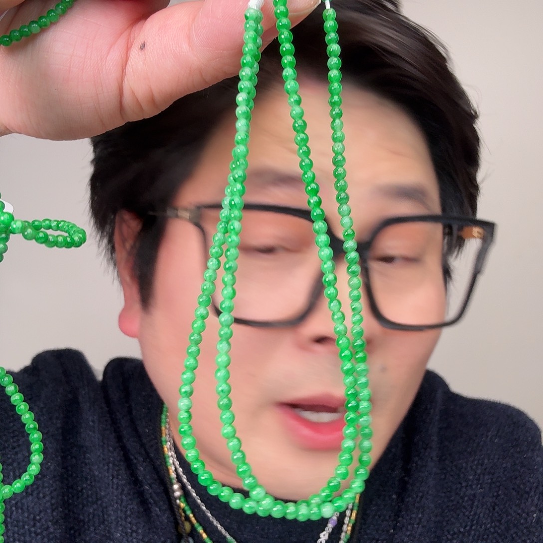 A***a翡翠未镶嵌颈饰一件