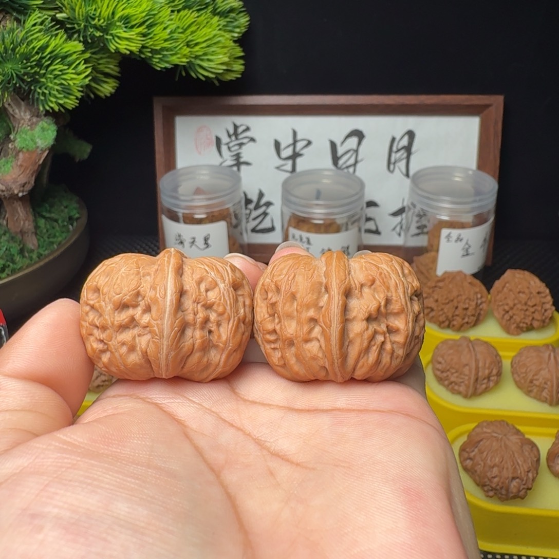 文玩核桃吊坠山地无药红皮平谷元宝39