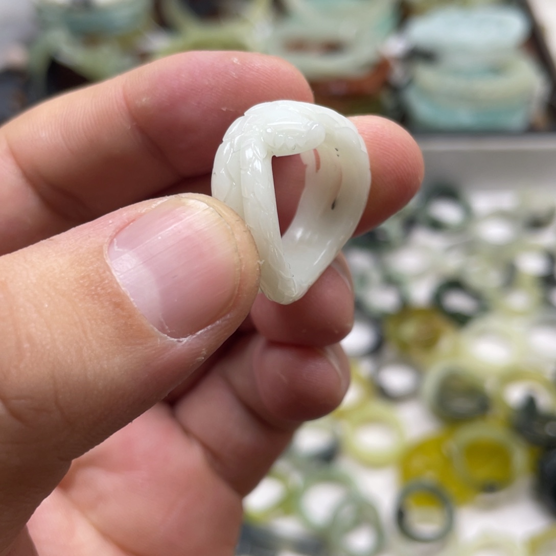 蛇纹石玉未镶嵌戒指