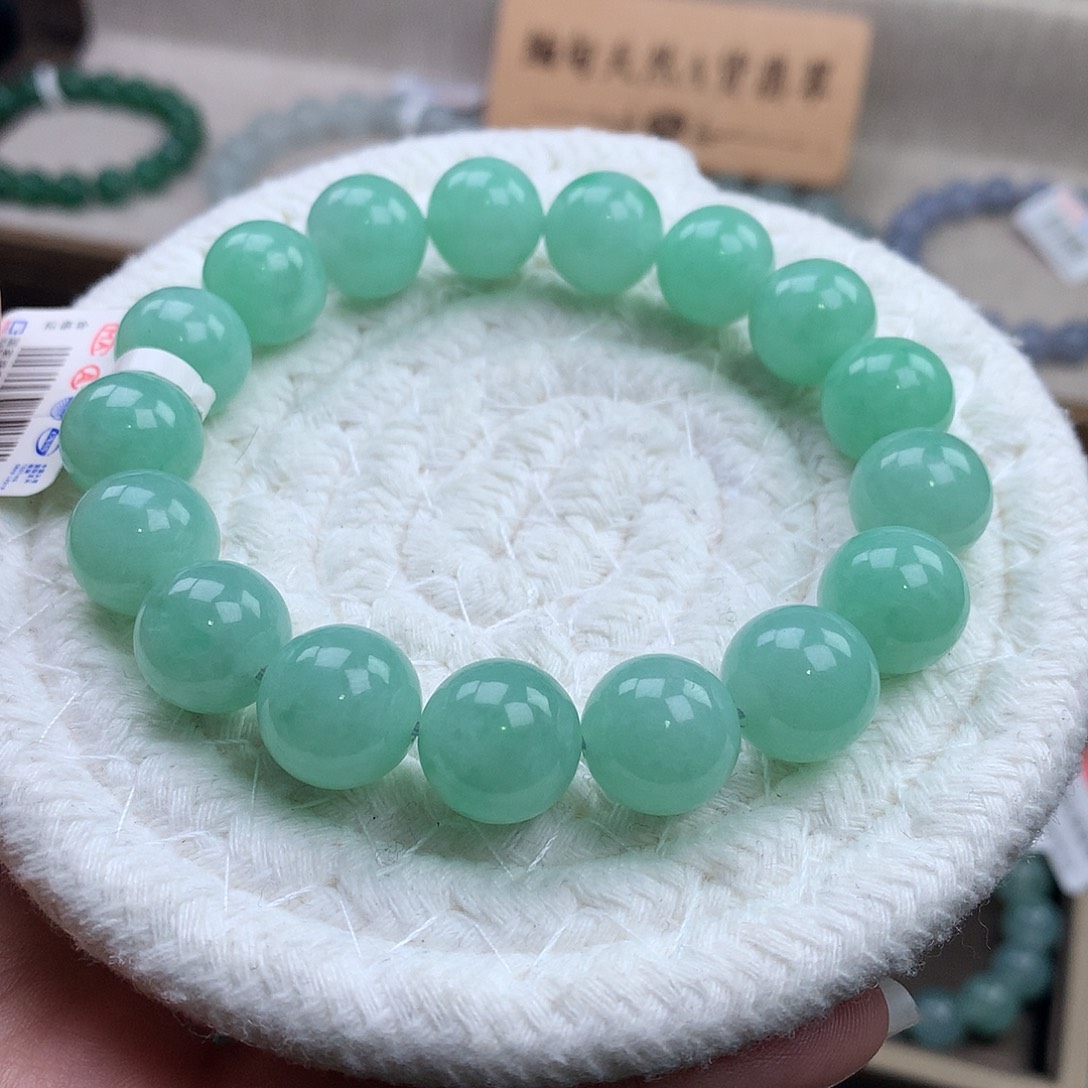 翡翠未镶嵌手链果绿透润，无瑕