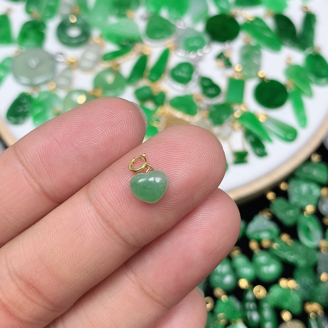 翡翠配石18K金扣 小巧精美飘绿小爱心